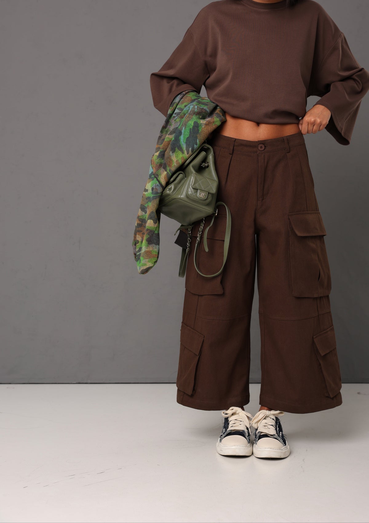 PANTALONI CARGO MULTITASCHE KATIE MARRONE