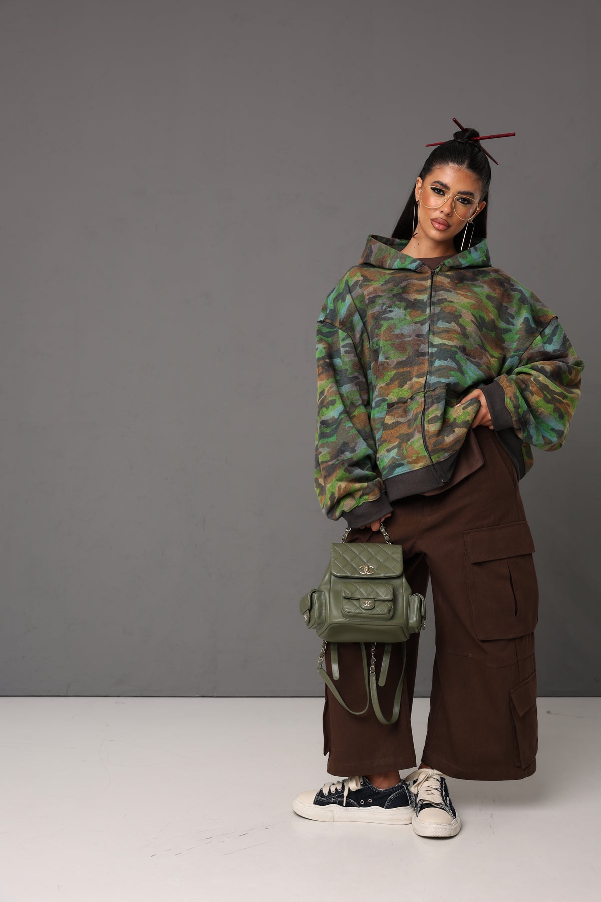 PANTALONI CARGO MULTITASCHE KATIE MARRONE