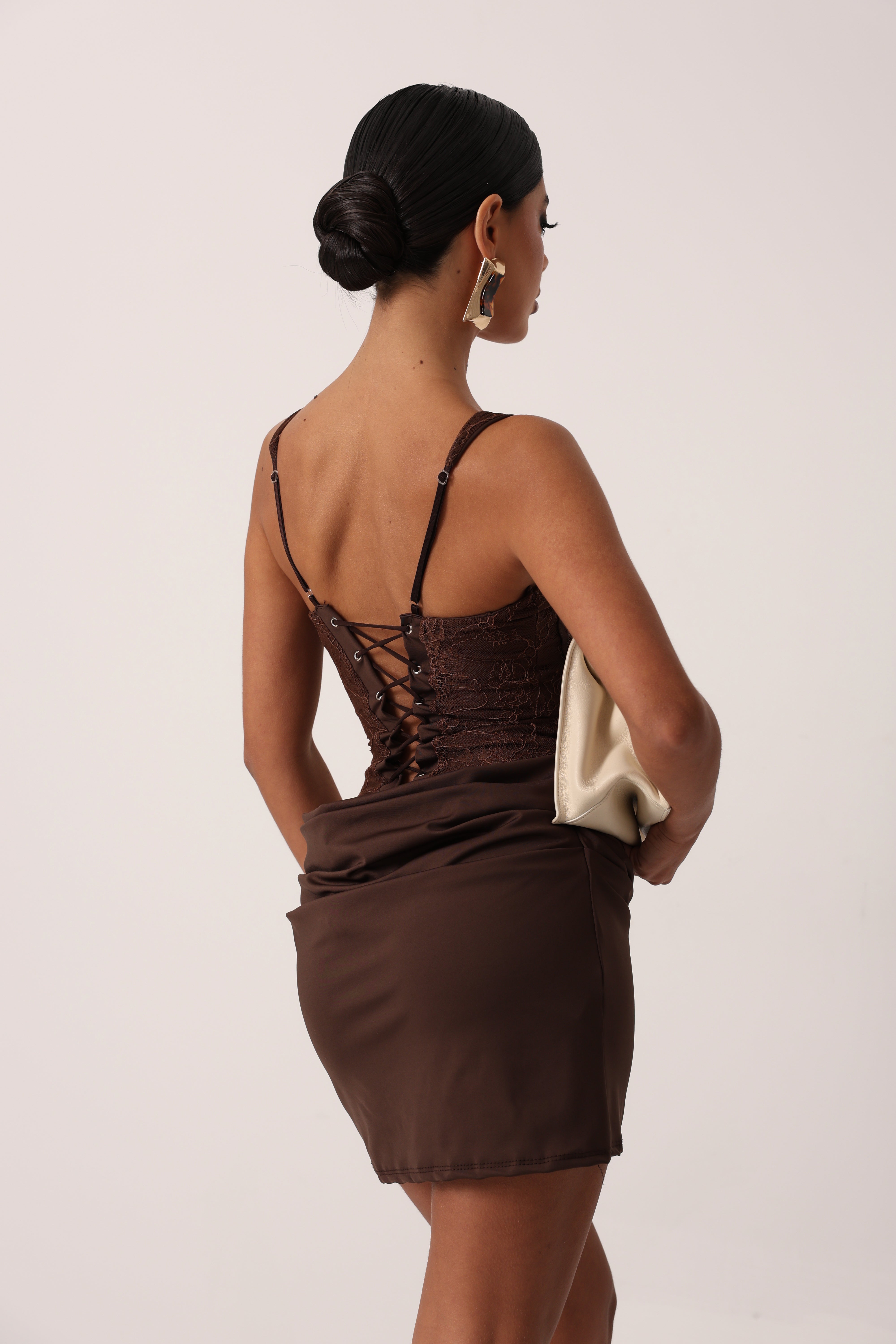 VESTITO STRINGHE ROSALYN MARRONE