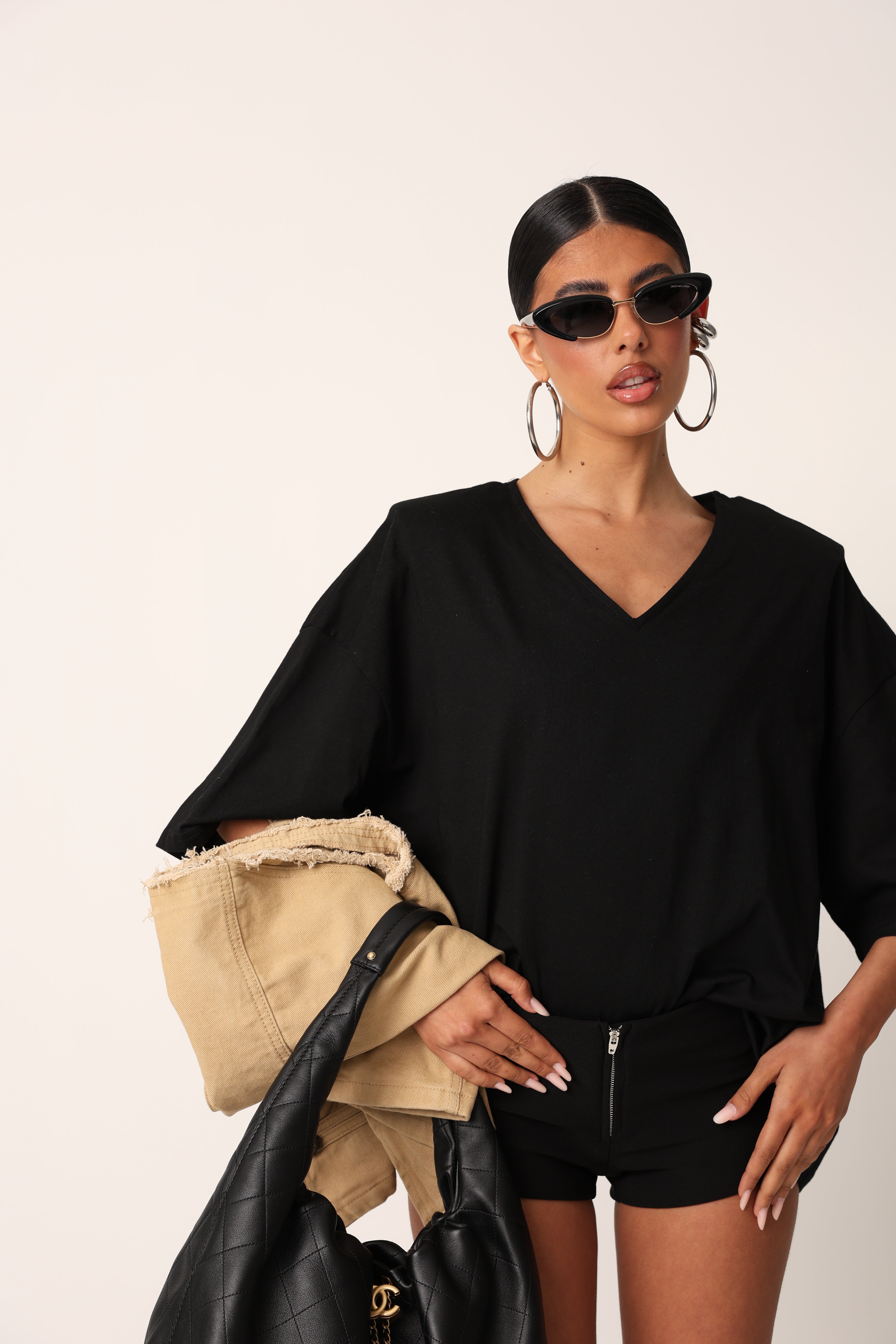 T-SHIRT SCOLLO A V CALANTHA NERA