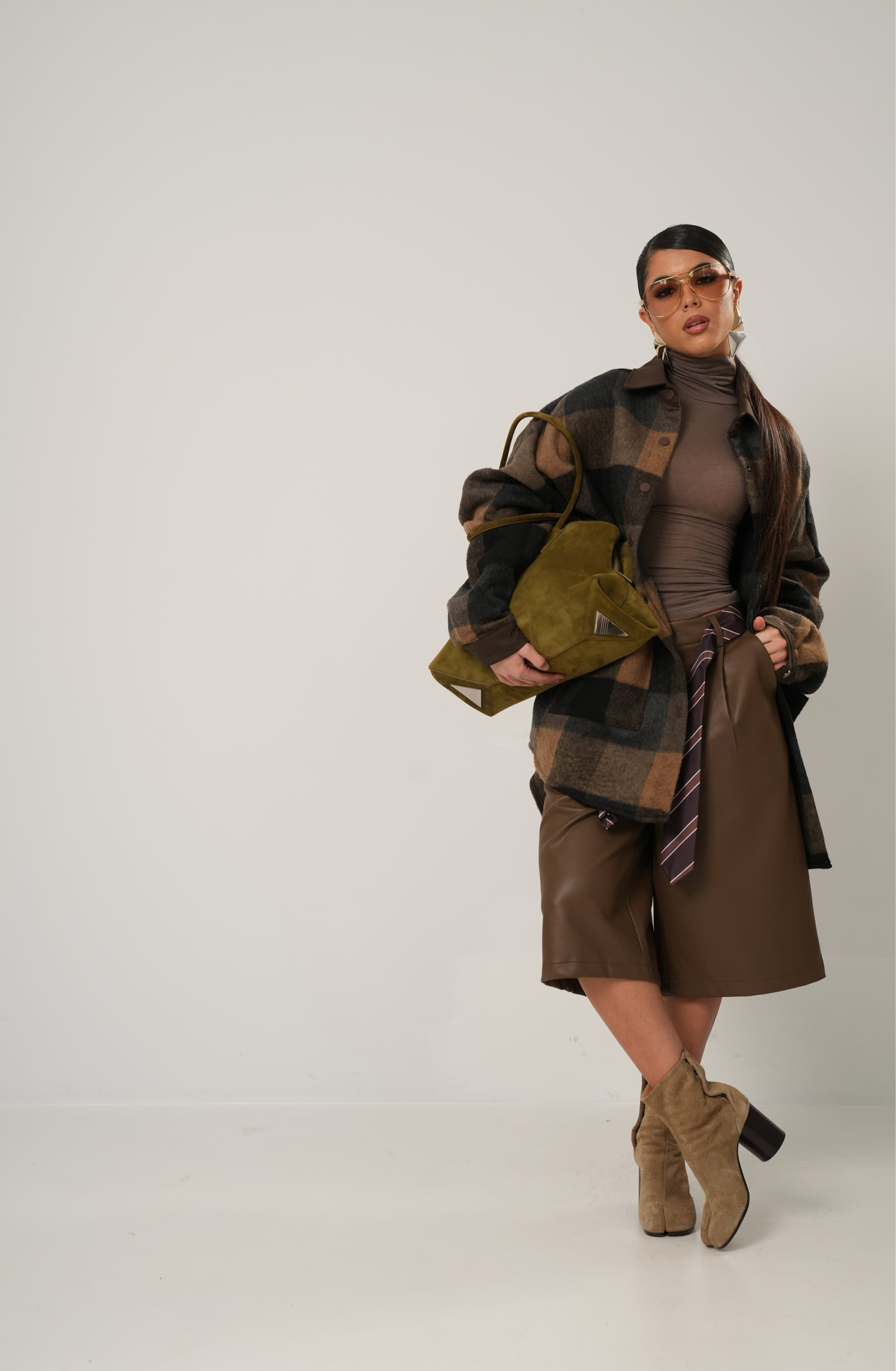 BERMUDA ECOPELLE SANDY MARRONE + CRAVATTA