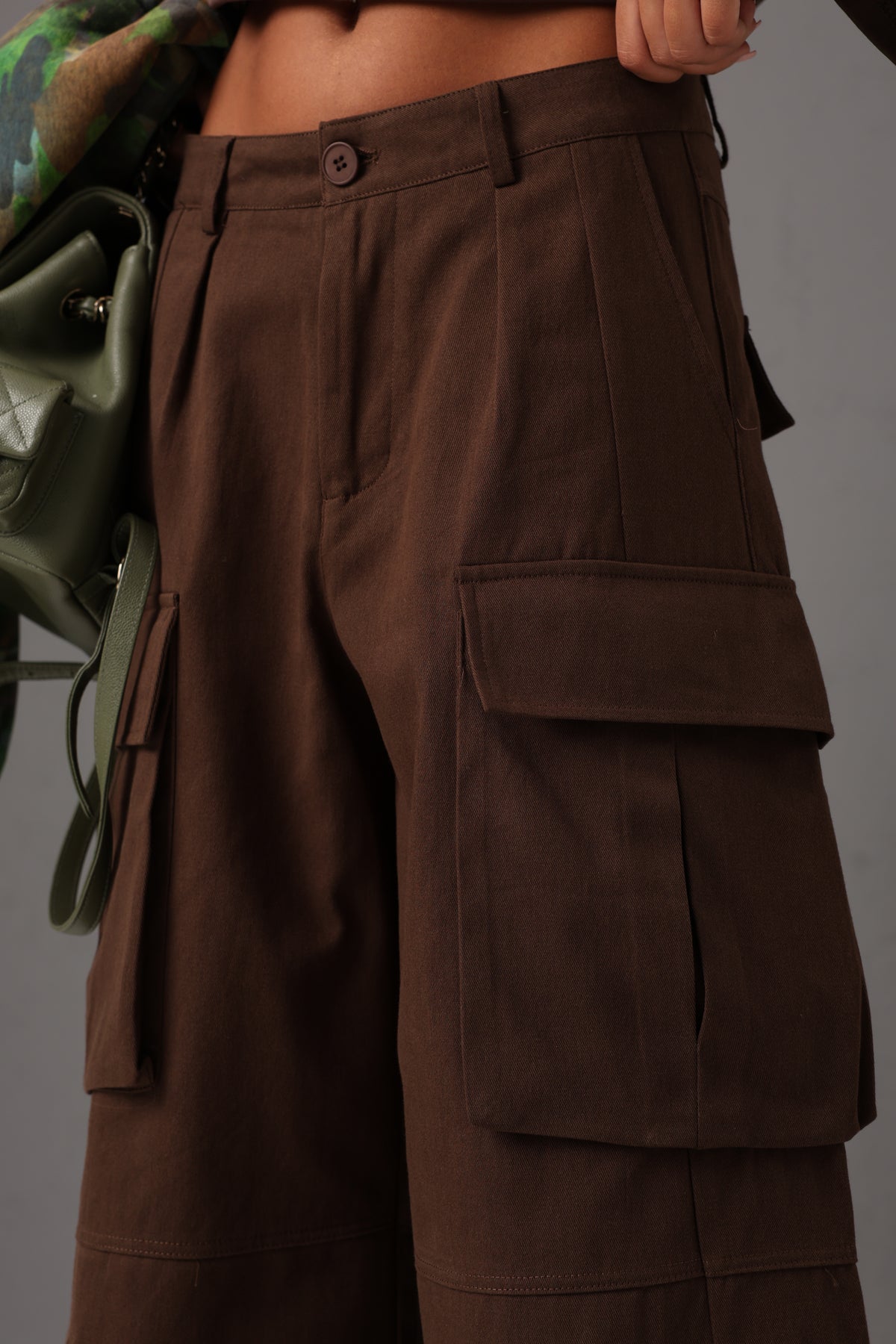 PANTALONI CARGO MULTITASCHE KATIE MARRONE
